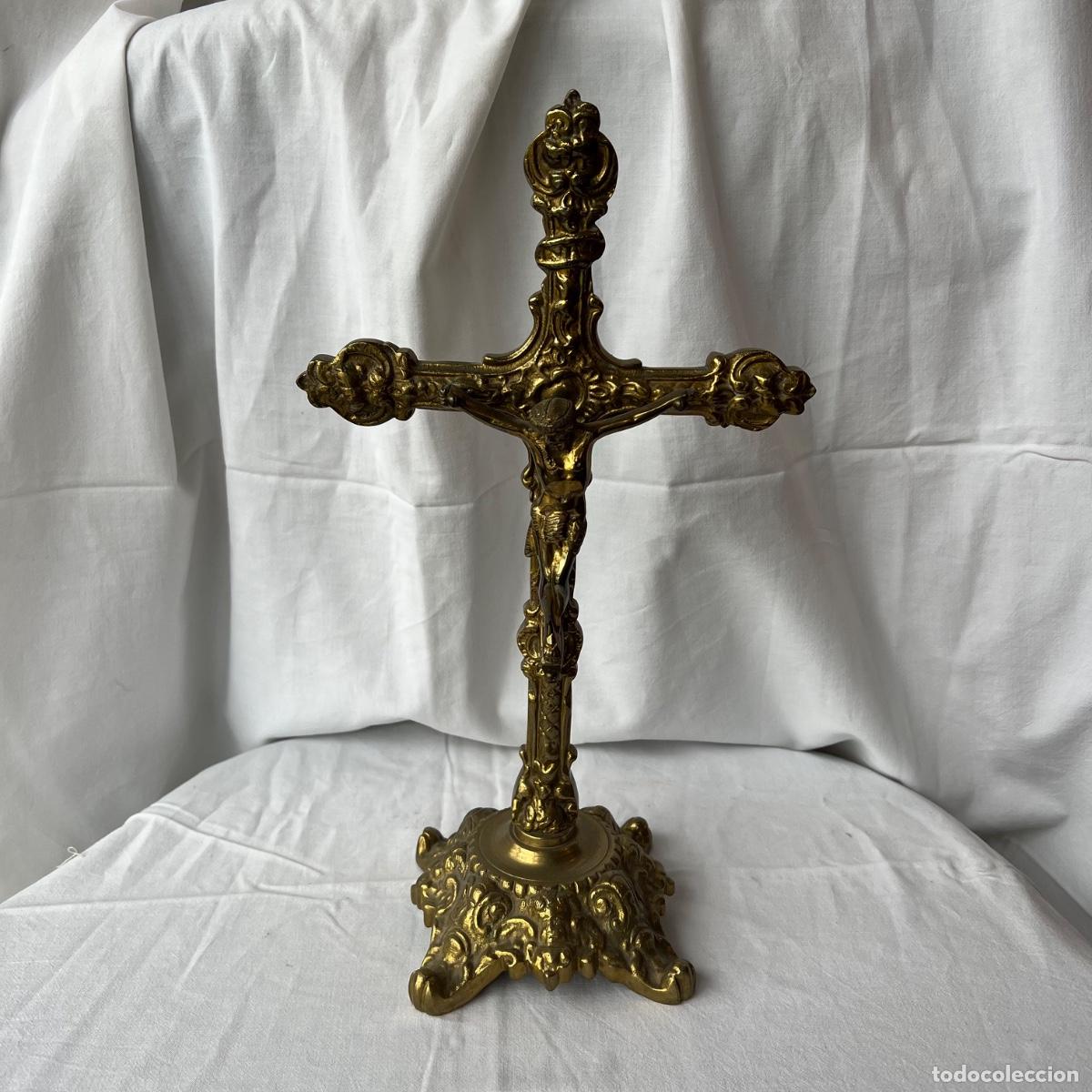 Antig&uuml;edades: Crucifijo de Altar Exento en Lat&oacute;n / Bronce Dorado. Peana de Cuatro Pies en Garra. Estilo Neorrococ&oacute;