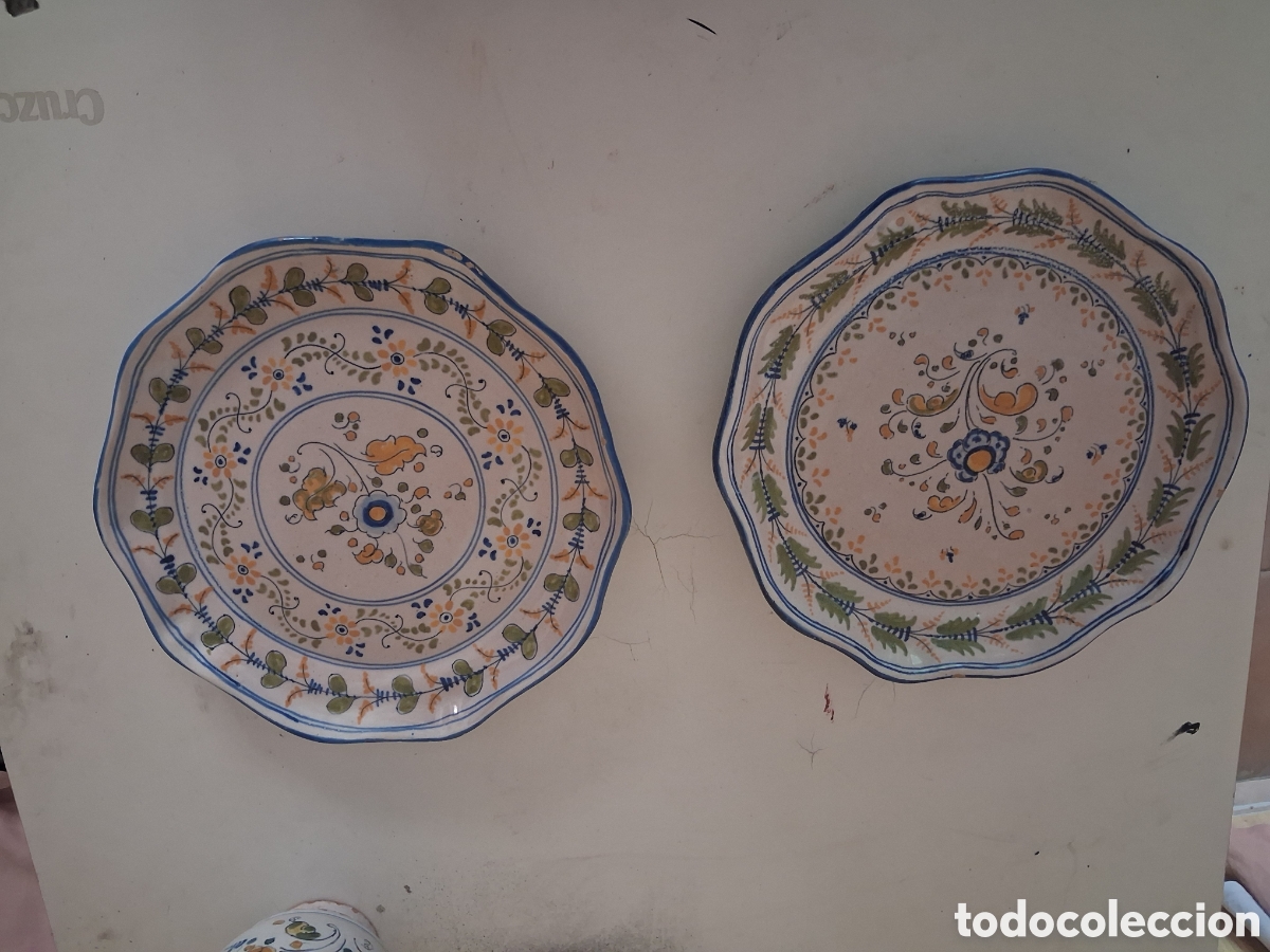 Antig&uuml;edades: ESPECTACULAR CONJUNTO DE DOS PLATOS Y UNA JARRA DE CER&Aacute;MICA DE TALAVERA SADO