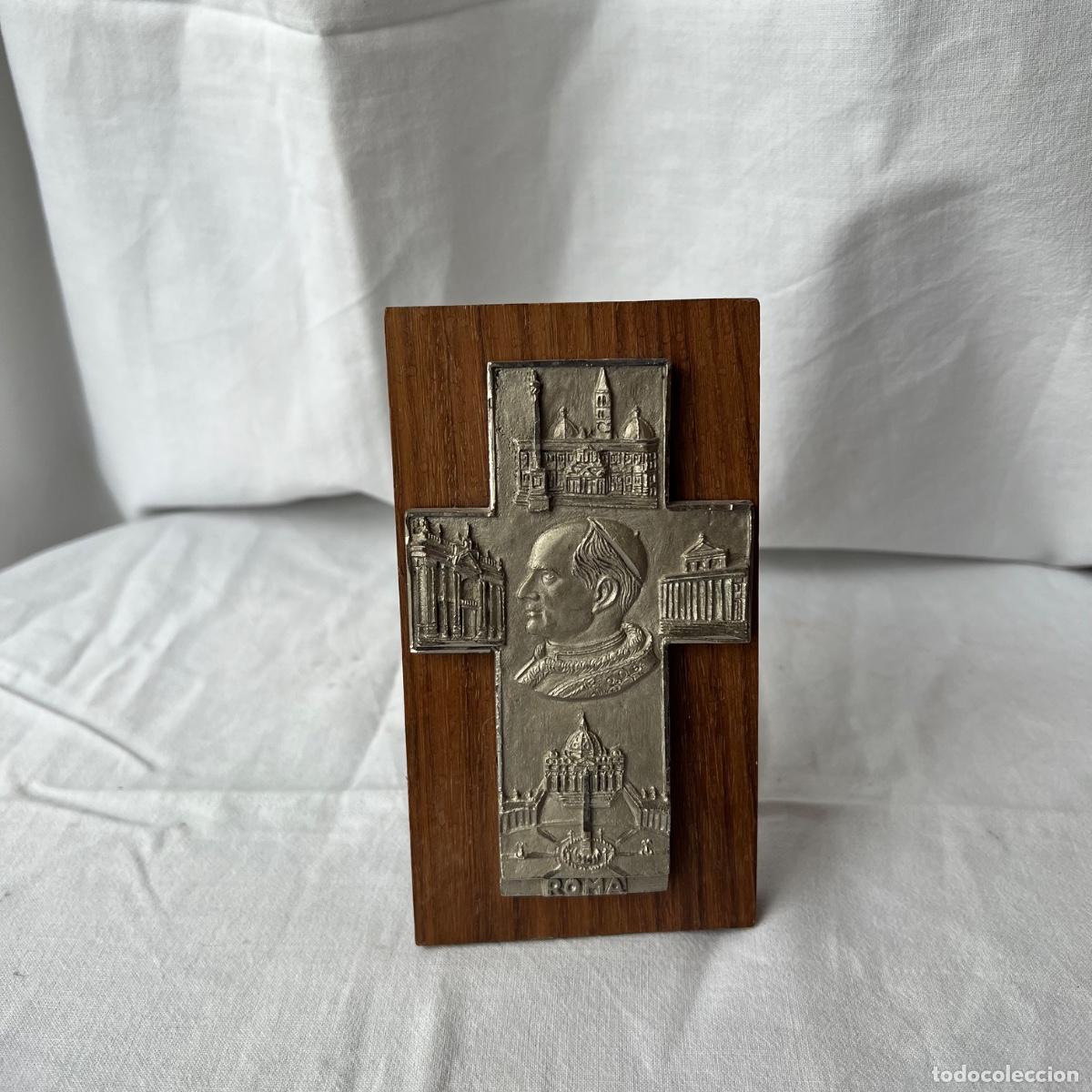 Antig&uuml;edades: Cruz Exenta en Peltre Cincelado sobre Madera. Conmemorativa Papa Pablo VI. Sello Italia. 70s
