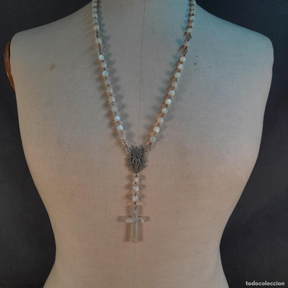 Antig&uuml;edades: R-489. ROSARIO DE PRIMERA COMUNI&Oacute;N EN PLATA Y CUENTAS DE N&Aacute;CAR O MADREPERLA. S. XX