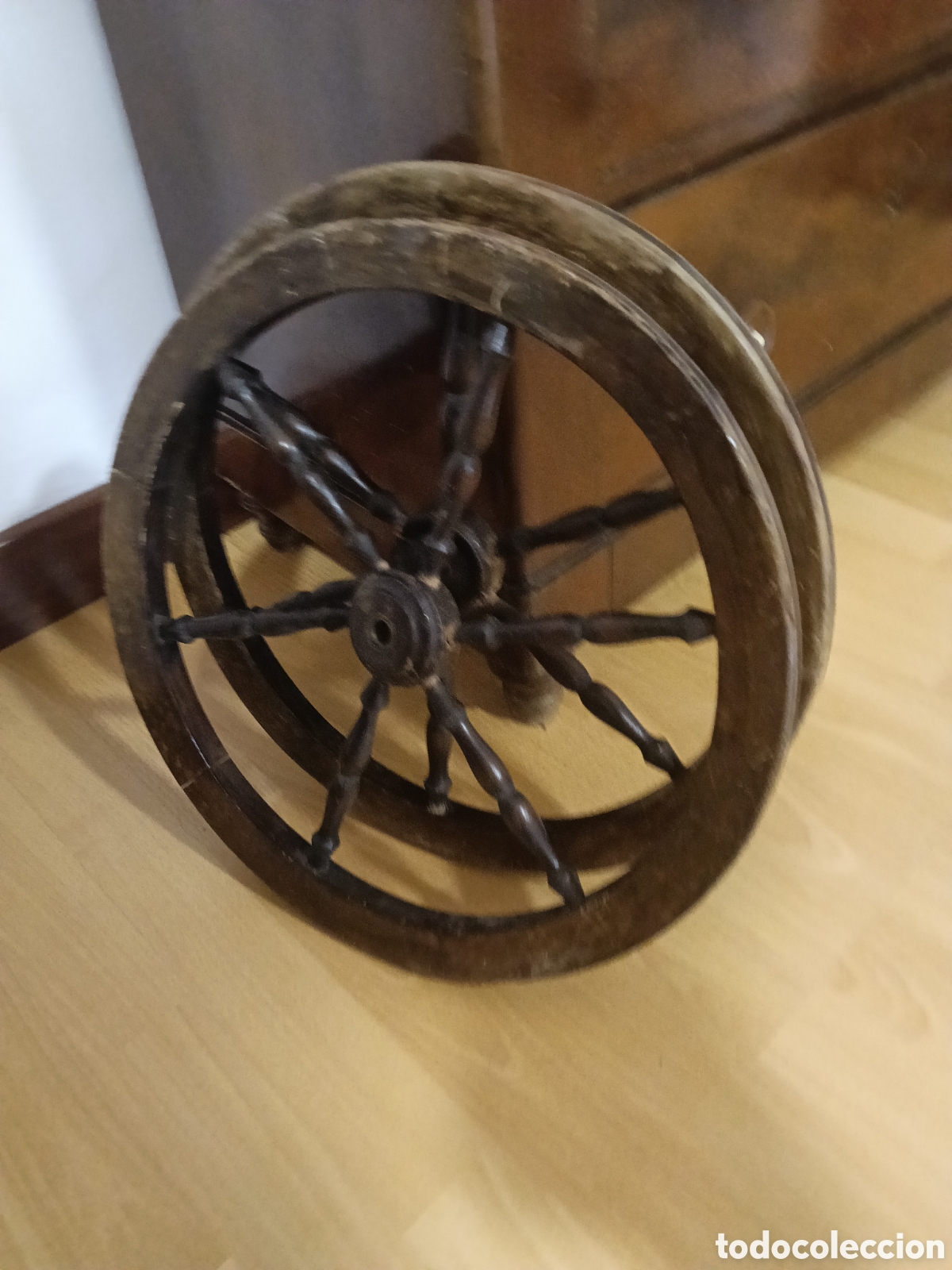 Antig&uuml;edades: Pareja de ruedas madera - Foto 1