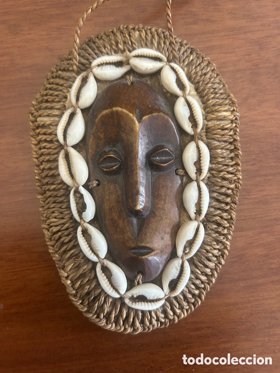 Antig&uuml;edades: Colgante decorativo m&aacute;scara africana estilo Lega con cauris