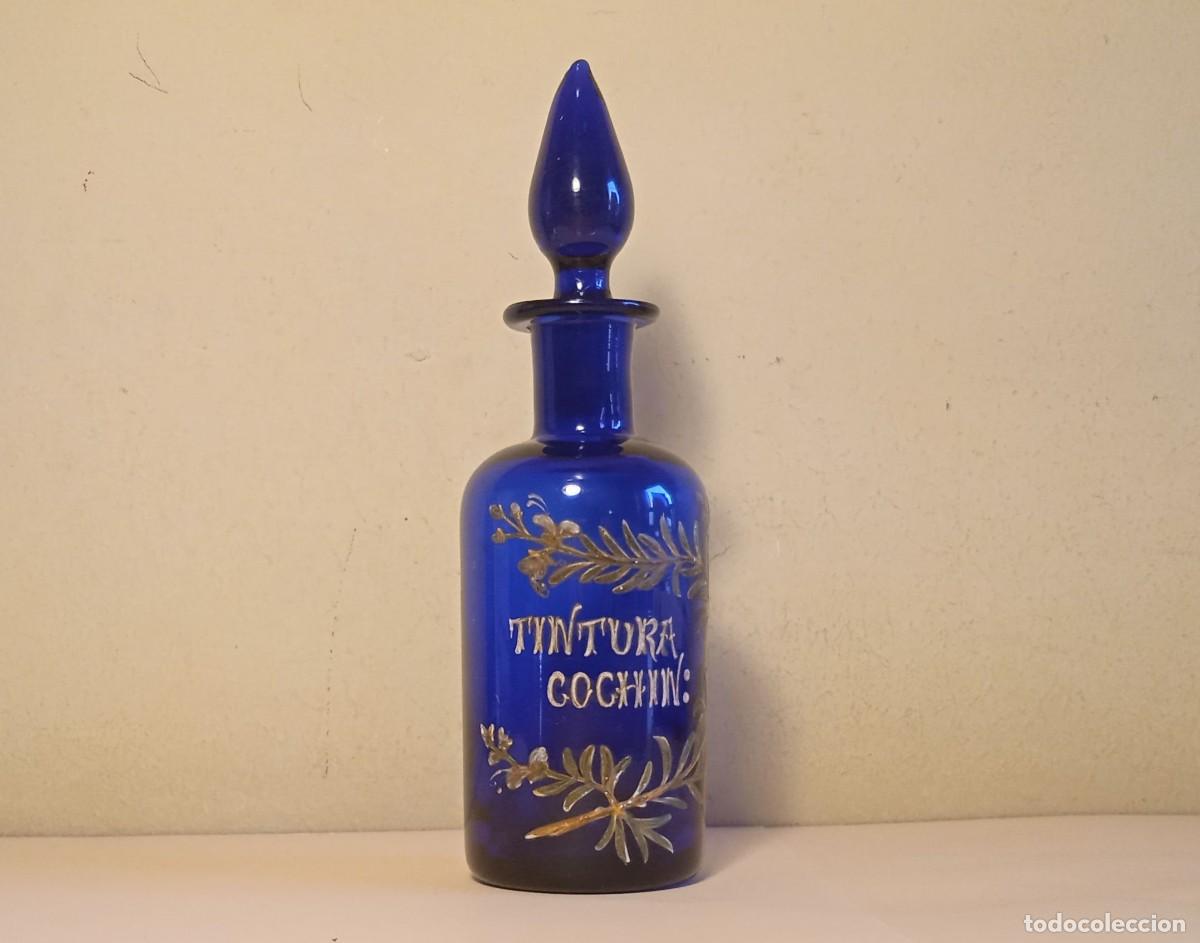 Oggetti Antichi: Antiguo frasco de farmacia azul cobalto. Vidrio soplado, r&oacute;tulo 'POLVO ROSAS' esmaltado en oro.