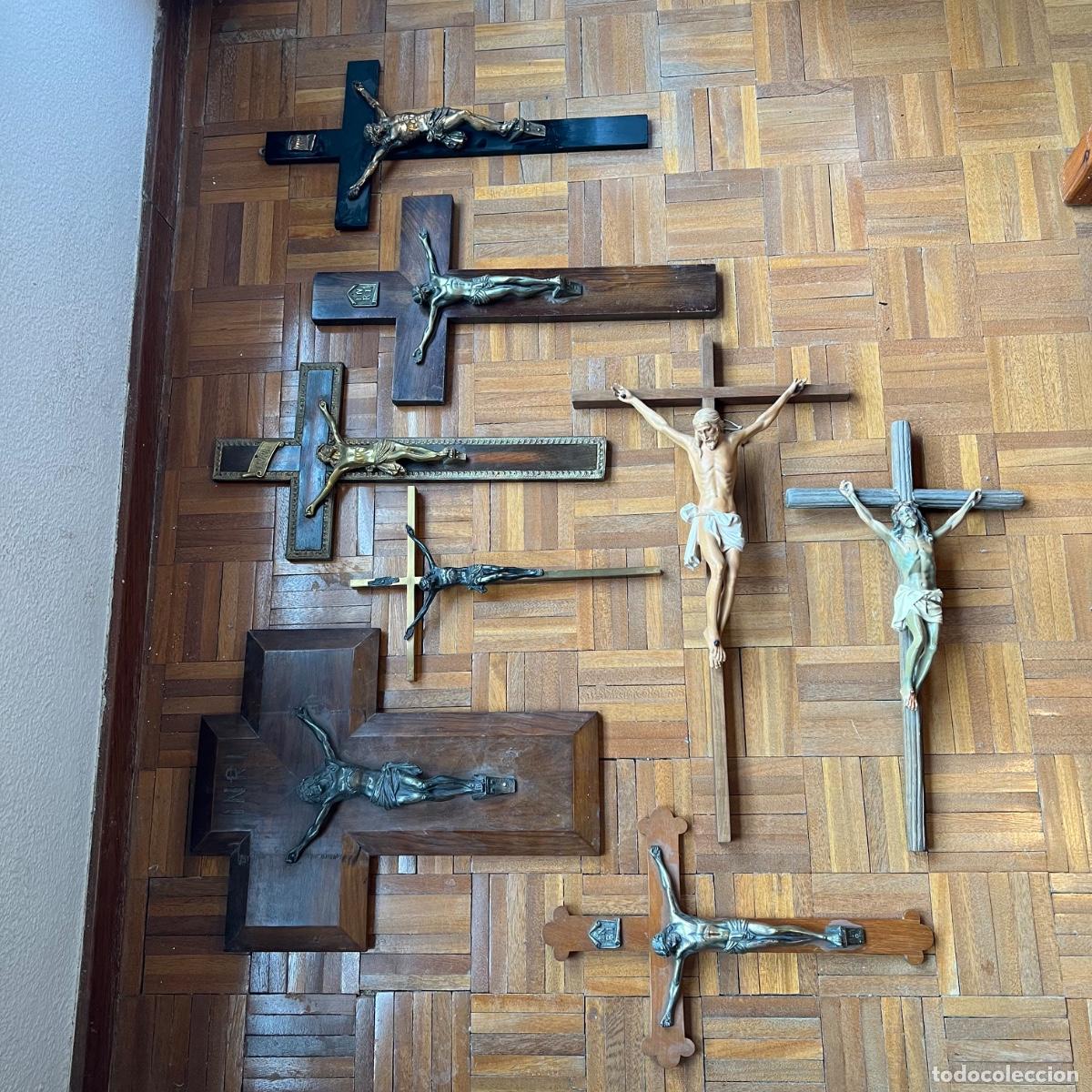Antig&uuml;edades: Colecci&oacute;n 8 Crucifijos Exentos de Pared. Maderas Nobles (Nogal/Olivo), Bronce, Lat&oacute;n y Pasta de Olot