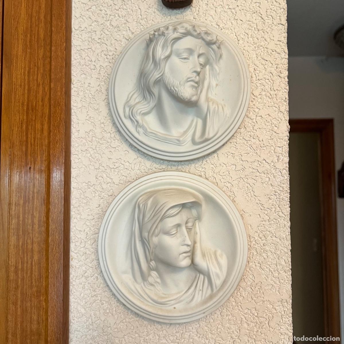 Antig&uuml;edades: Pareja Medallones en Altorrelieve. Ecce Homo y Mater Dolorosa. Pasta de Alabastro / Marmolina Mate