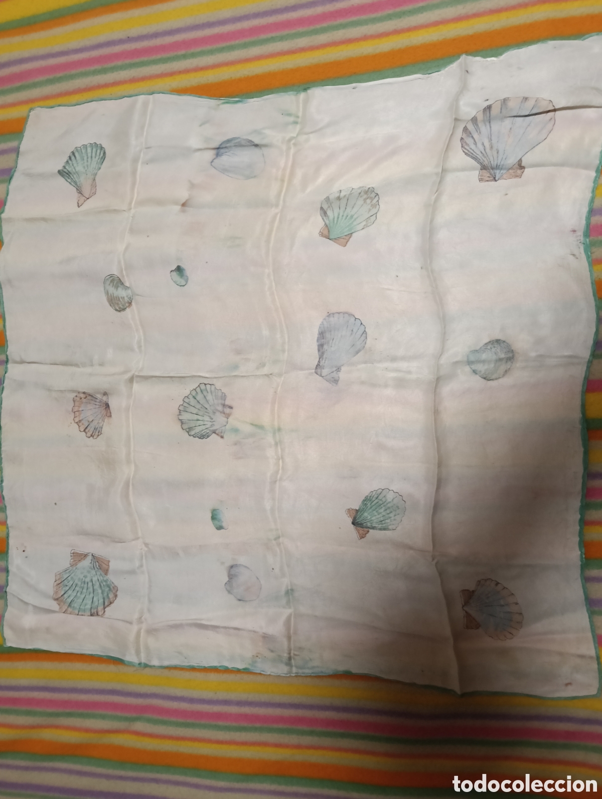 Antig&uuml;edades: Pa&ntilde;uelo de seda con motivos florales, a&ntilde;os 40 -50 en un estado usado pero normal. Con desgaste y alg