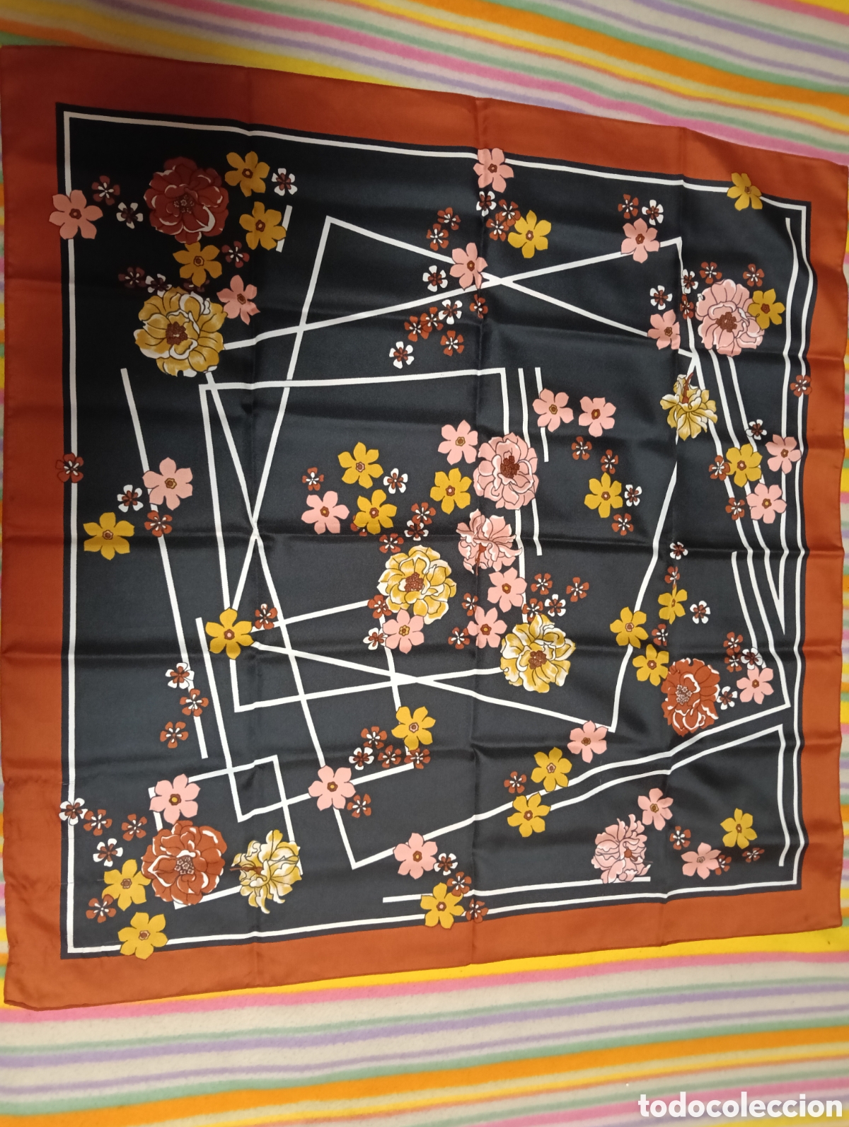 Antig&uuml;edades: Pa&ntilde;uelo de seda con motivos florales, a&ntilde;os 40 -50 usado pero en buen estado. Mide sobre los 70-75 cm