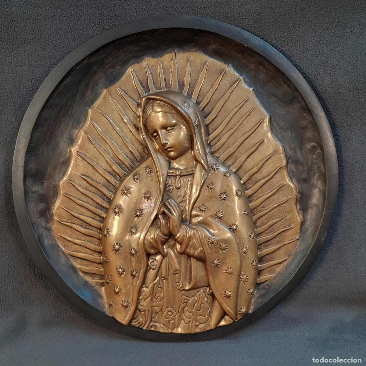 Antiguidades: MEDALL&Oacute;N EN RELIEVE DE LA VIRGEN DE GUADALUPE. BRONCE PATINADO. SIGLO XX