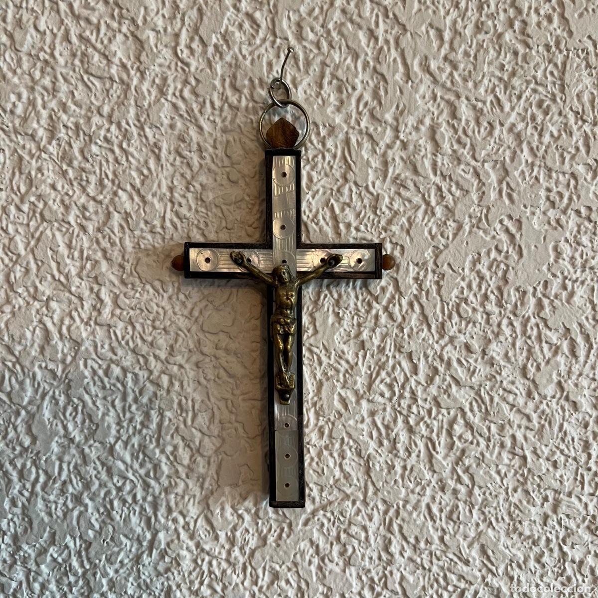 Antig&uuml;edades: Crucifijo Exento de Pared. N&aacute;car / Madreperla Grabada y Madera de Olivo. Sello Inciso &rdquo;JERUSALEM&rdquo;
