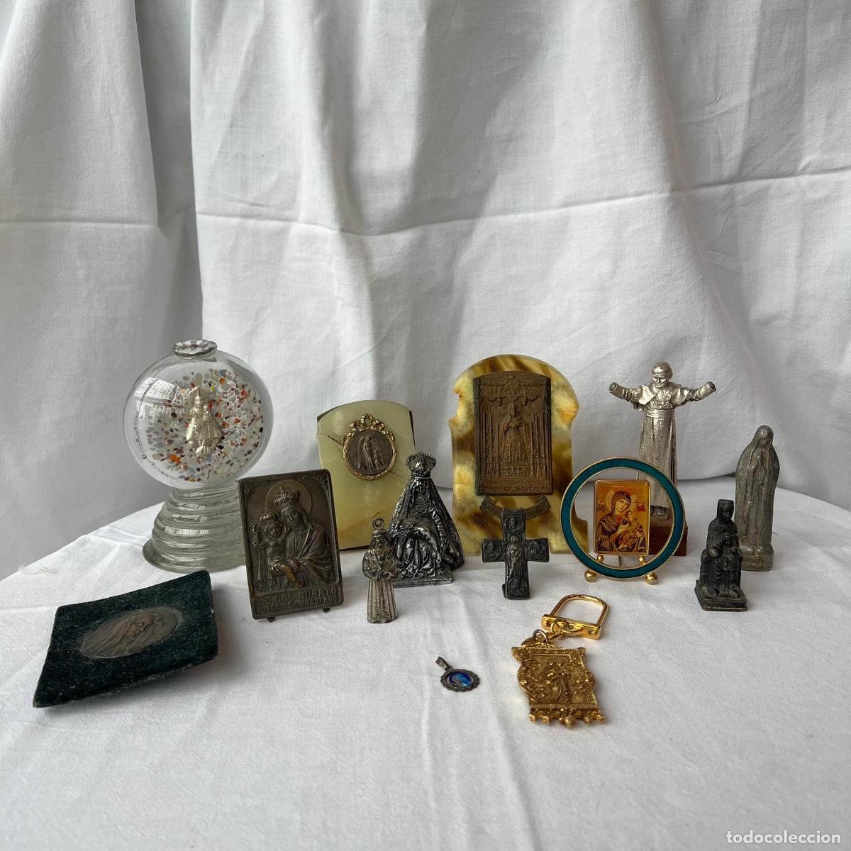 Antig&uuml;edades: Lote Coleccionismo Religioso Vintage - Cruces de Bronce, Capillas de &Oacute;nix, Figuras y Medallas
