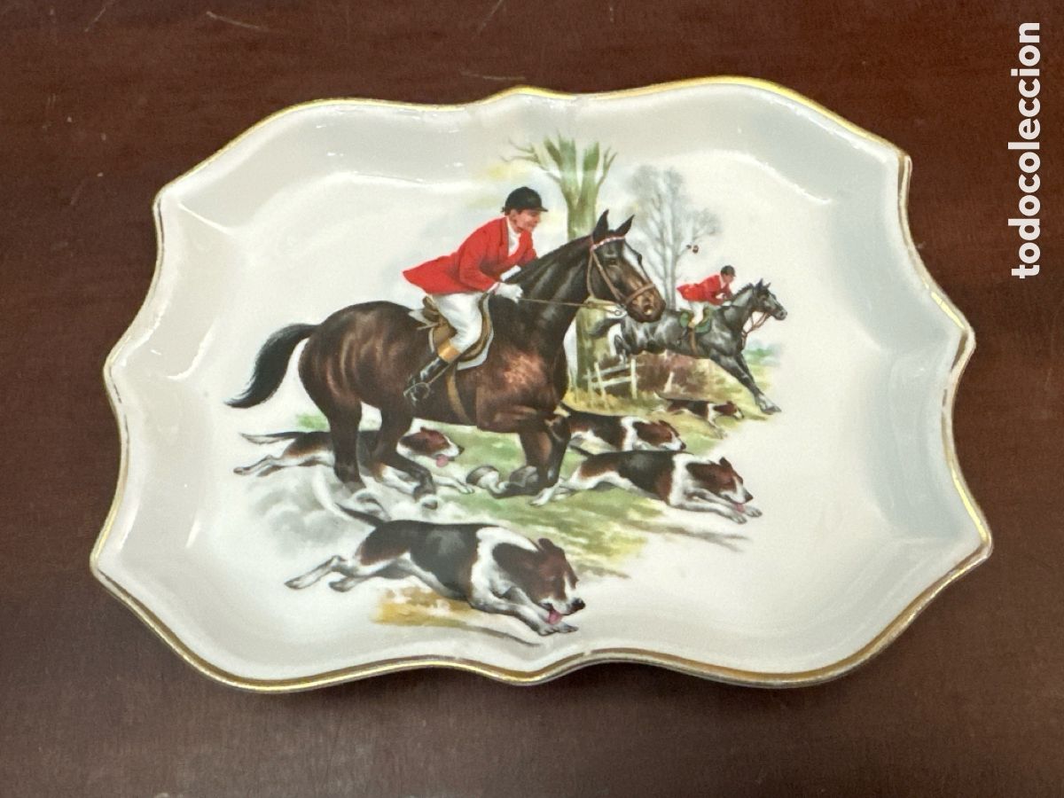 Antig&uuml;edades: PRECIOSA BANDEJA DE PORCELANA SANTA CLARA CON MOTIVOS DE CAZA. 16 CM X 12 CM
