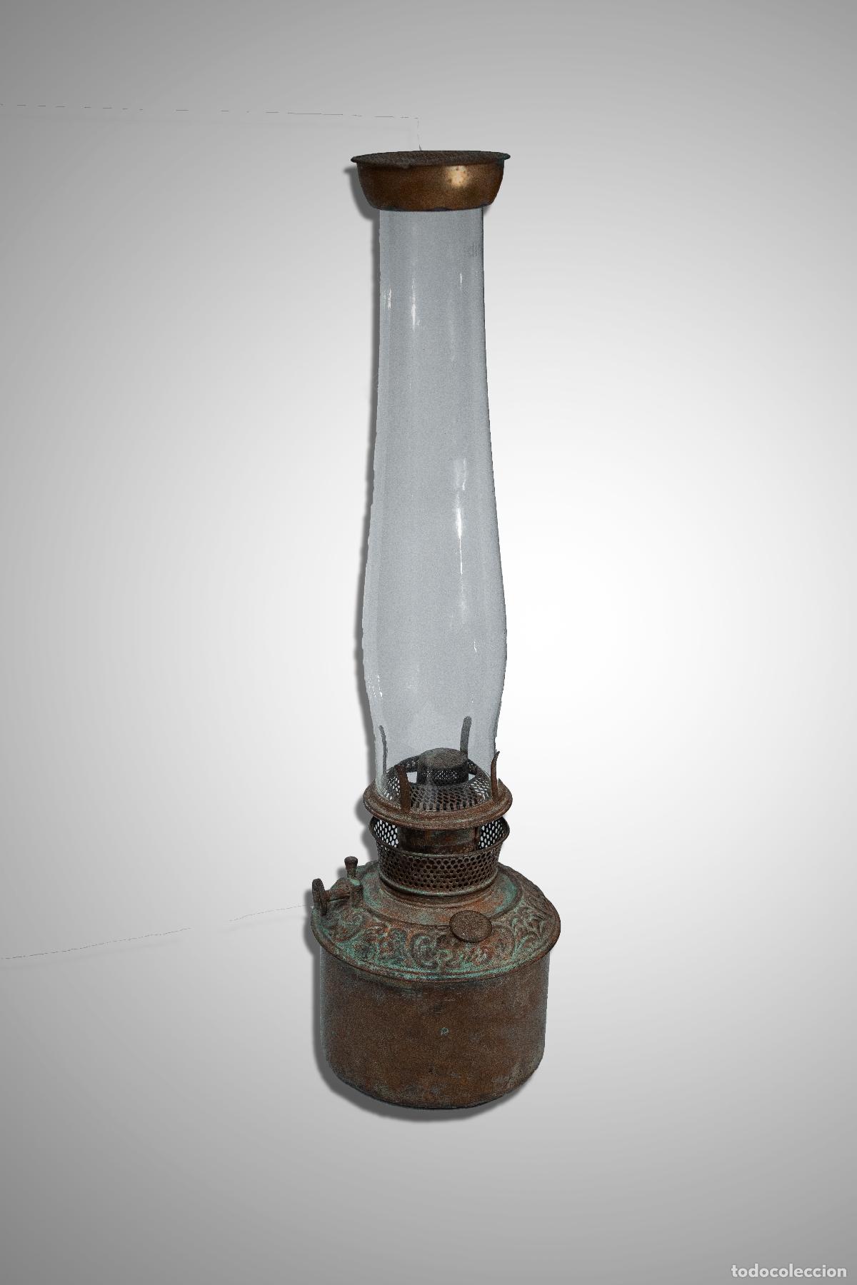 Antig&uuml;edades: L&aacute;mpara de Kerosene / Petr&oacute;leo de Sobremesa en bronce Repujado con Tubo de Cristal Original.