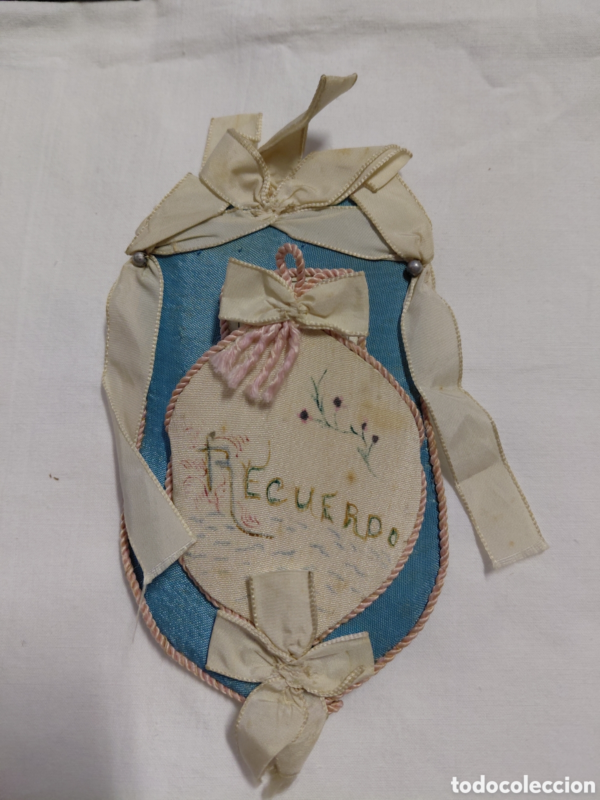 Antig&uuml;edades: ANTIGUO ESCAPULARIO DEL SAGRADO CORAZON DE JESUS DE TELA CON LA PALABRA RECUERDO PINTADA A MANO