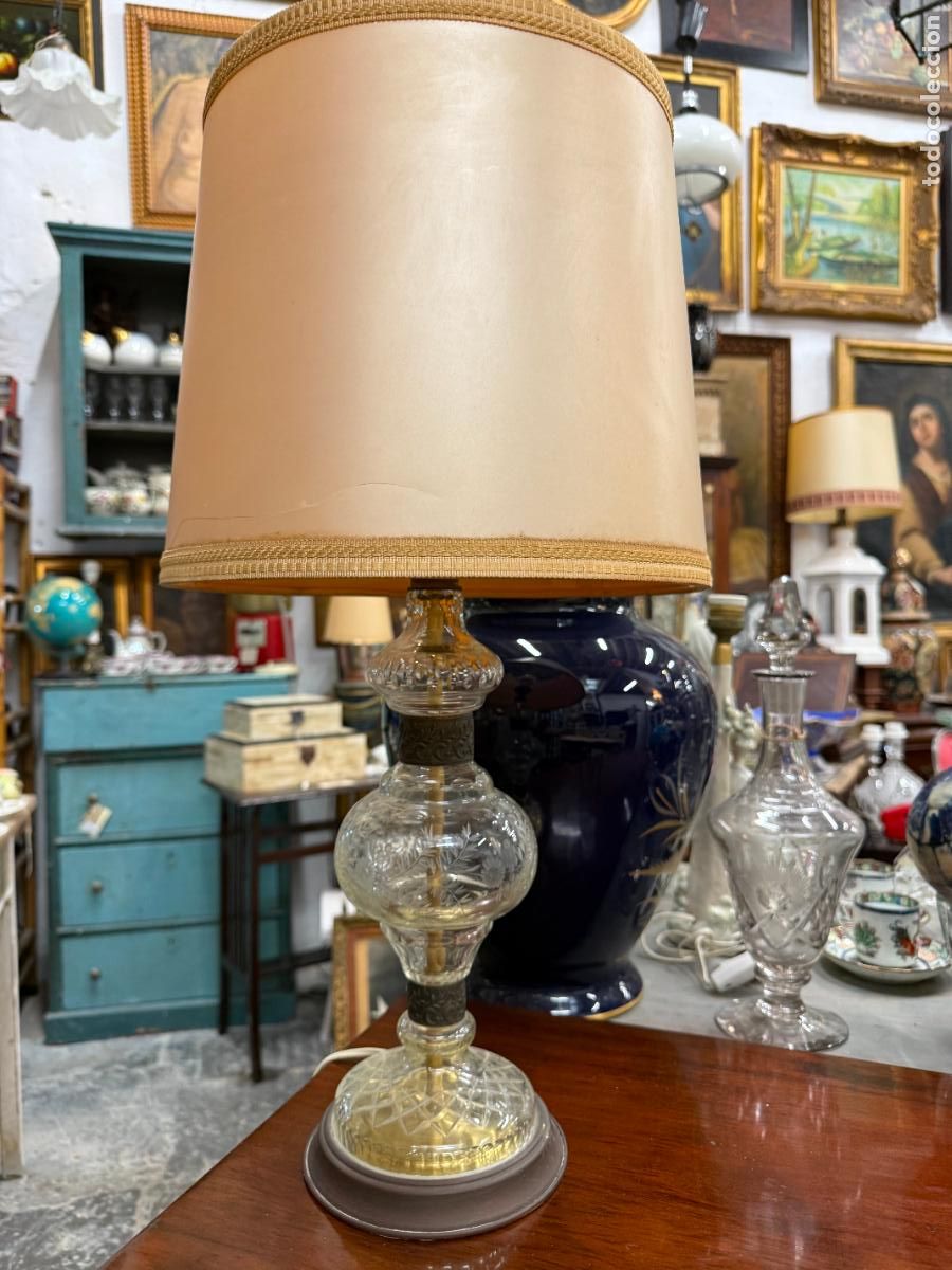 Antig&uuml;edades: ANTIGUA LAMPARA SOBRE MESA DE METAL Y CRISTAL TALLADO - MEDIDA