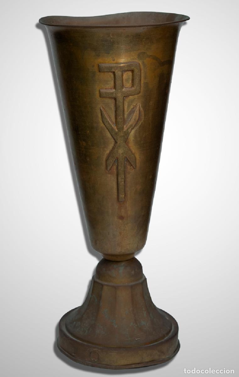 Antiquit&auml;ten: Antiguo Florero de Altar o Vaso Lit&uacute;rgico con Monograma de Cristo (Crism&oacute;n) en Lat&oacute;n Repujado.