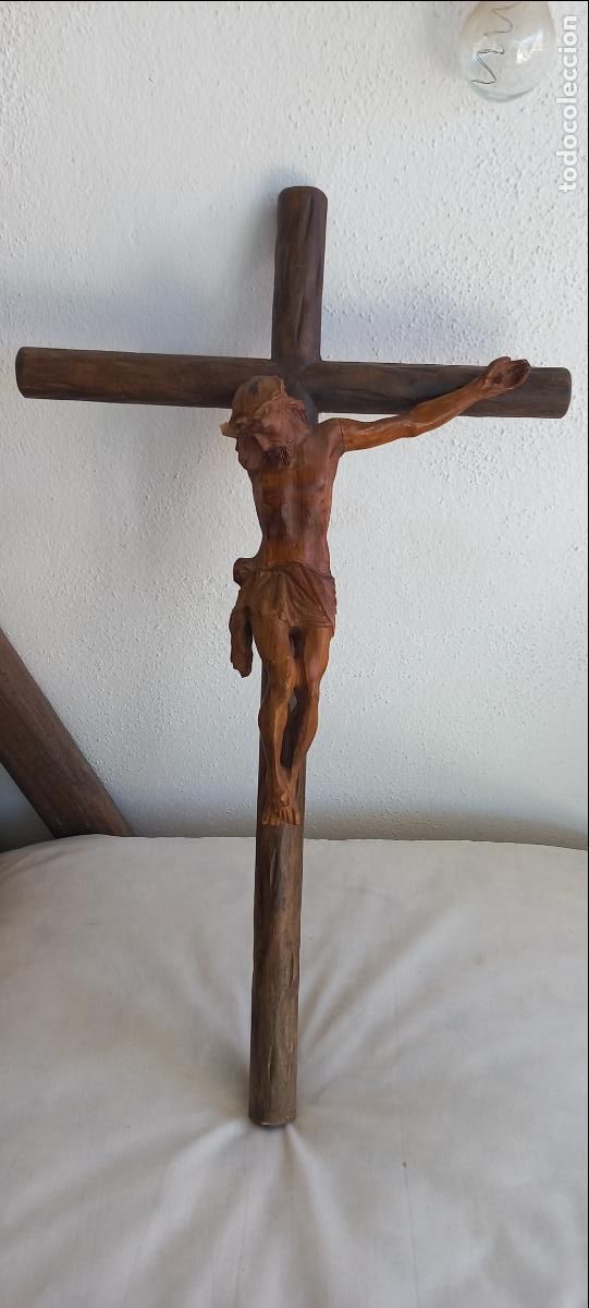 Antig&uuml;edades: Crucifijo de pared con la figura de Jesucristo tallada artesanalmente en madera. FALTA UN BRAZO