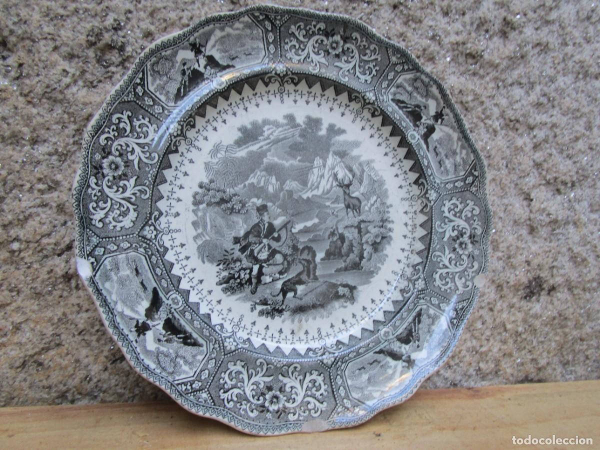 Antig&uuml;edades: Plato llano ingl&eacute;s CALEDONIA William Adams, serie de cazadores 24cm negro beige 300gr 3 piquetes. +