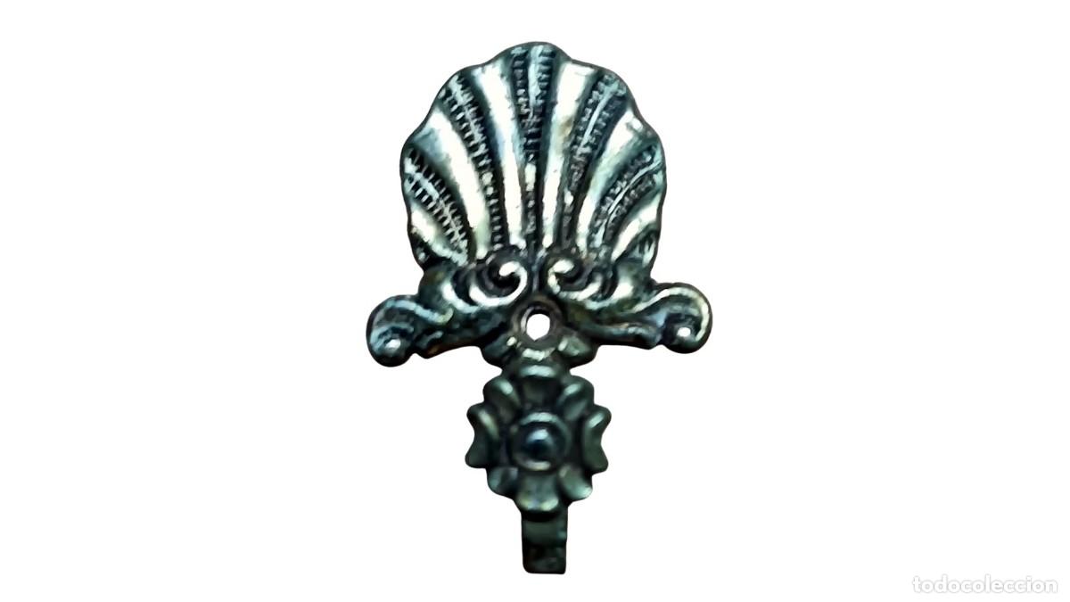 Antig&uuml;edades: COLGADOR GANCHO DE PARED VINTAGE - BRONCE/LAT&Oacute;N - CONCHA VENERA Y VOLUTAS