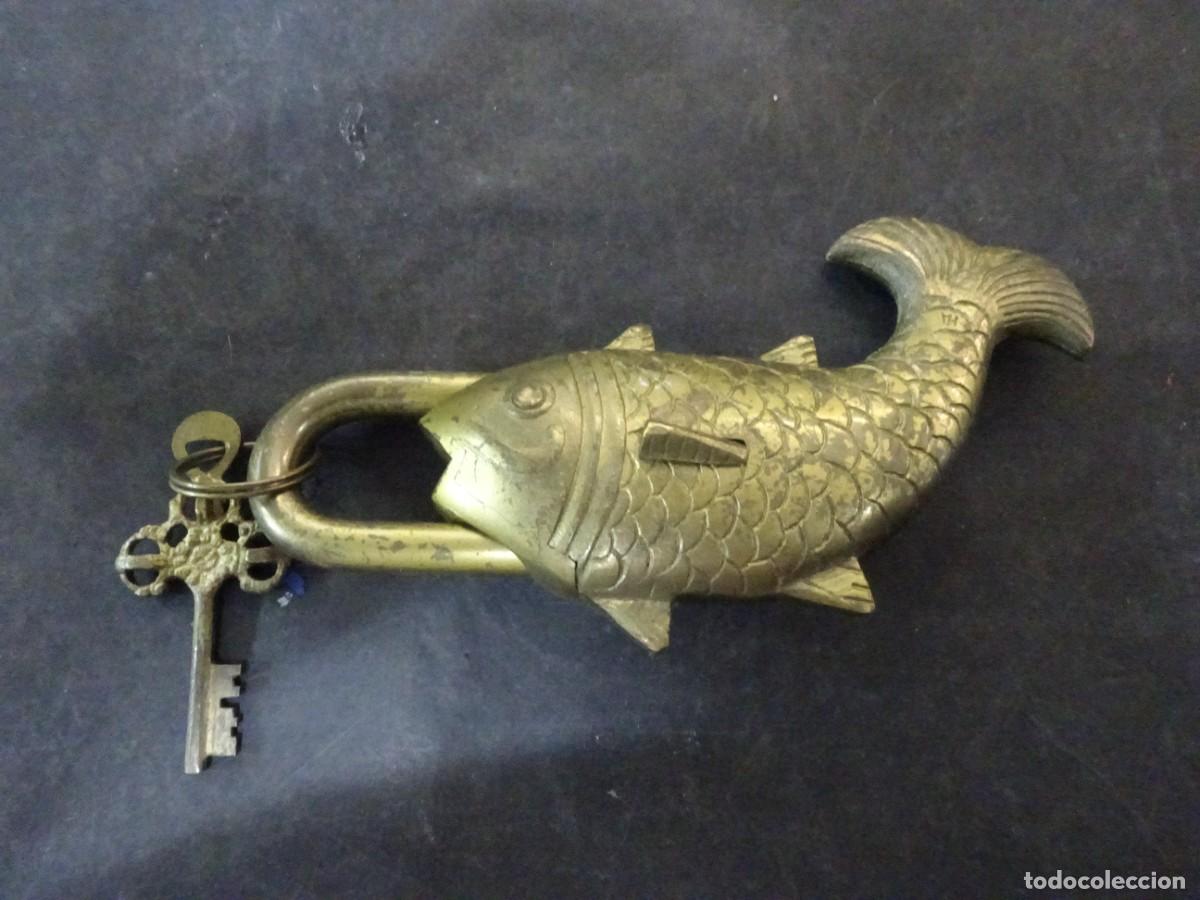 Antig&uuml;edades: ANTIGUO CANDADO EN FORMA DE PEZ CON LLAVE DE BRONCE 1842 TECXX 533