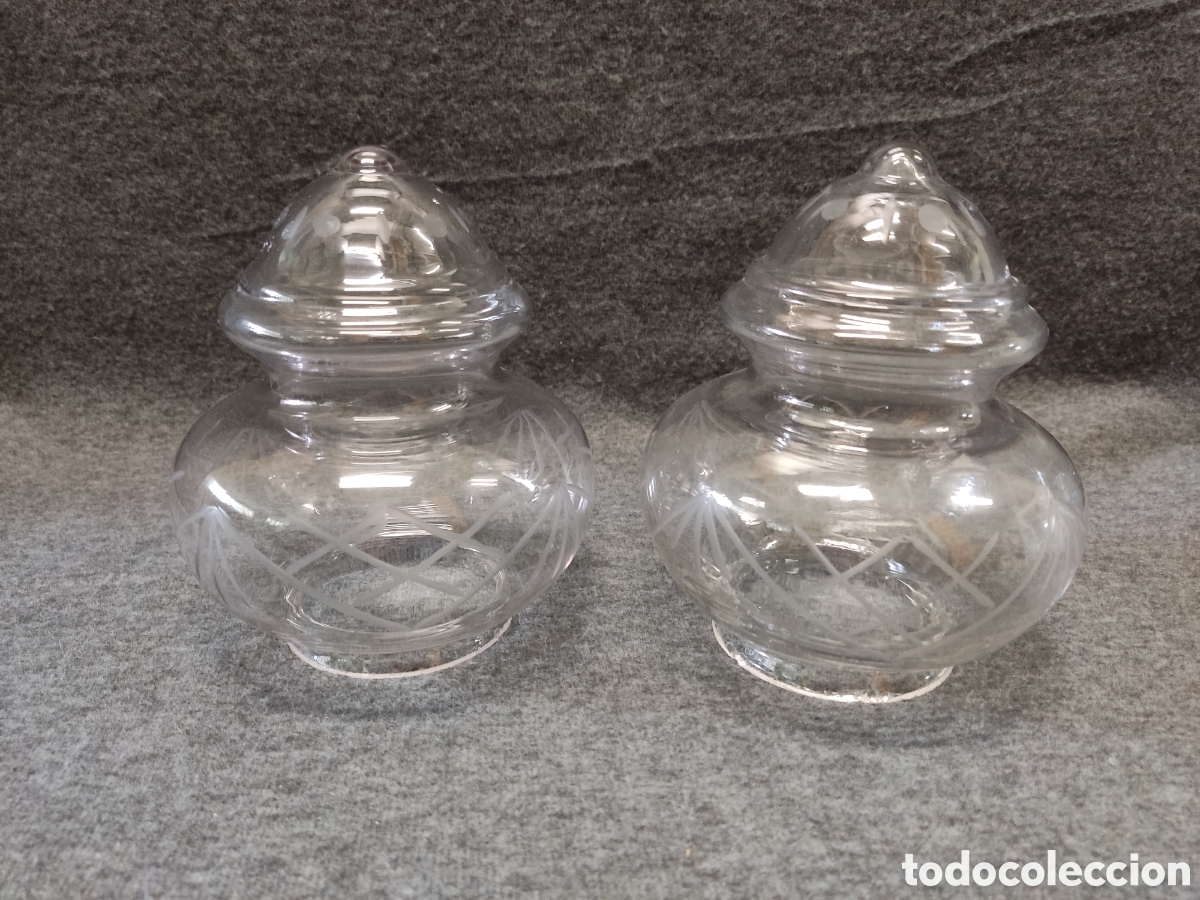 Antig&uuml;edades: Pareja de tulipas de cristal tallado, estilo modernista