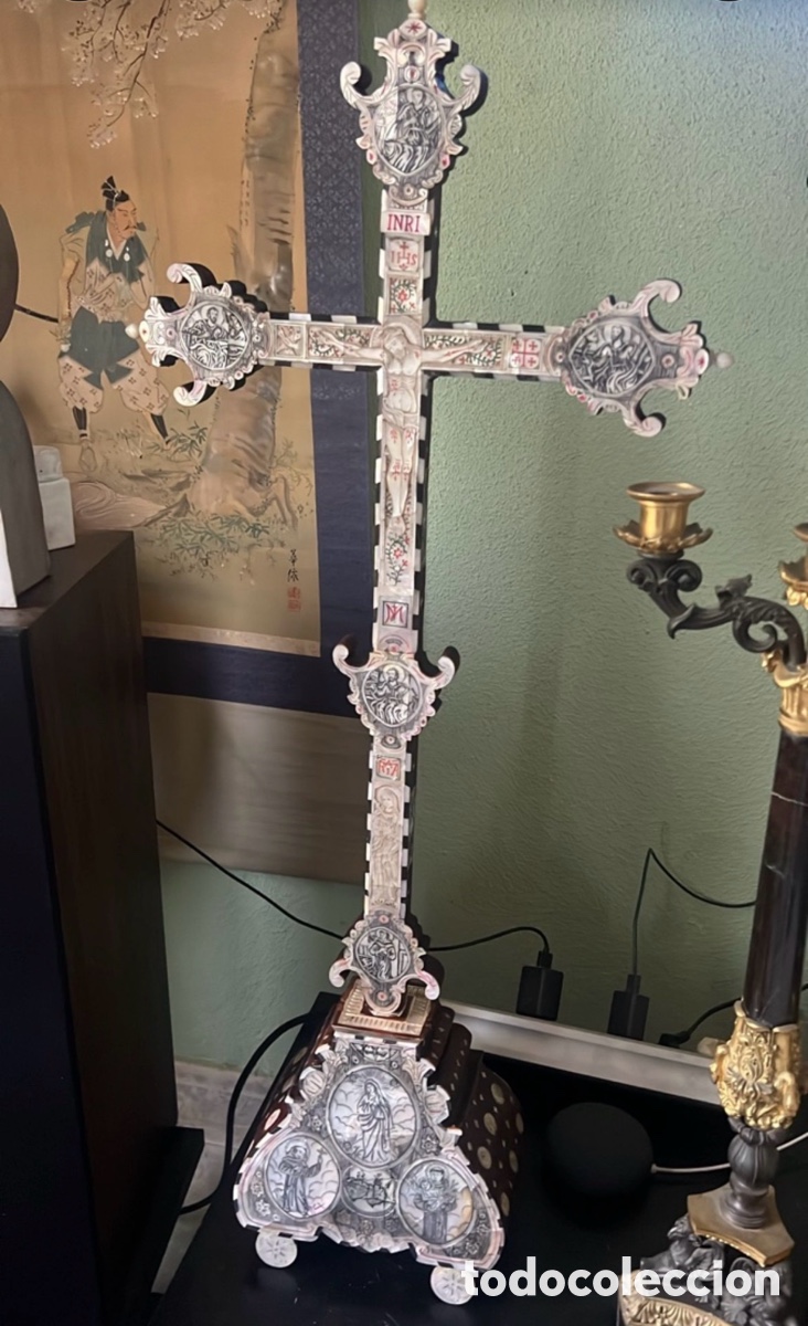 Antig&uuml;edades: Cruz Franciscana del siglo XVIII en ra&iacute;z de olivo y madre perla