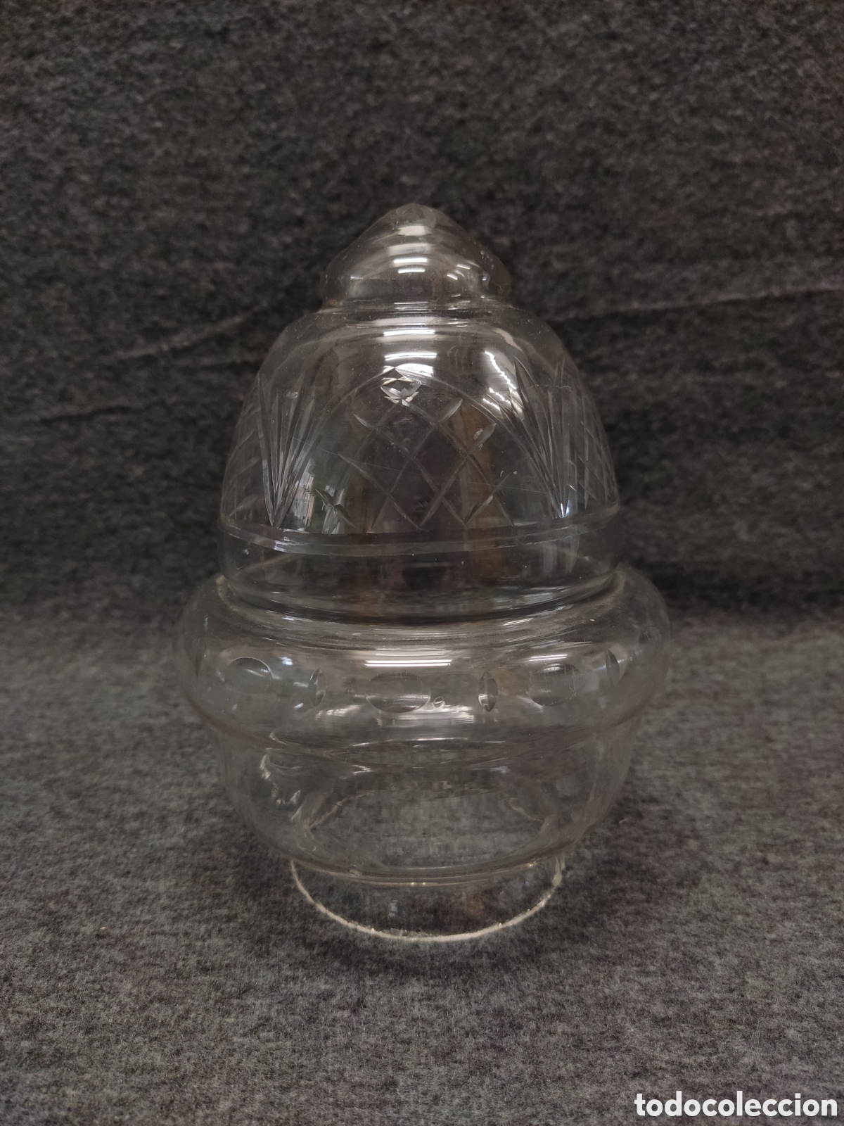Antig&uuml;edades: Tulipa de cristal tallado.Pi&ntilde;a, bellota