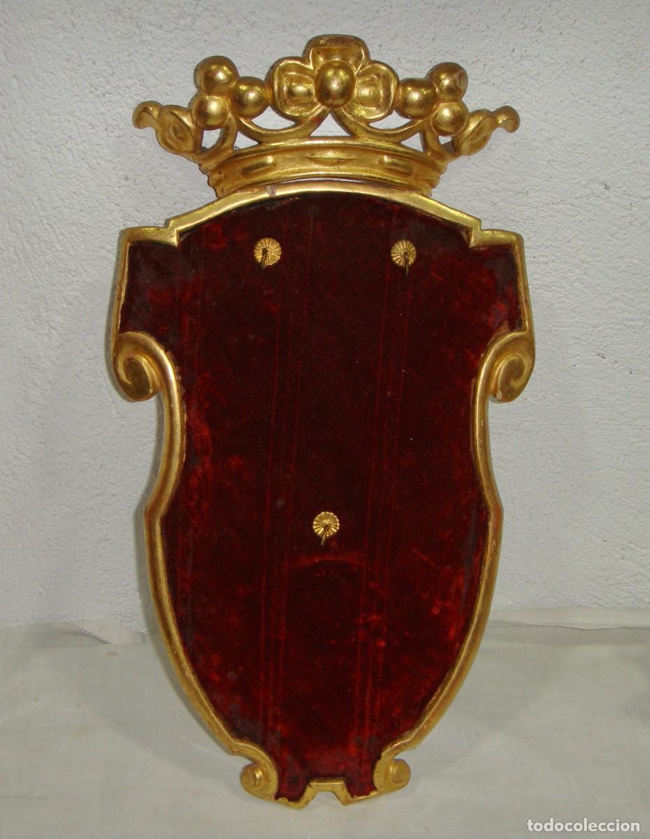 Antig&uuml;edades: Cornucopia Expositora para Medallas y Miniaturas &middot; Madera Dorada &middot; ca. 1800&ndash;1850