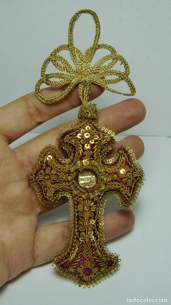 Antiquit&auml;ten: Cruz Relicario de Convento &middot; Beata Maria Virgo (B.M.V.) &middot; Bordado en Canutillo de Oro &middot; ca 1850&ndash;1900