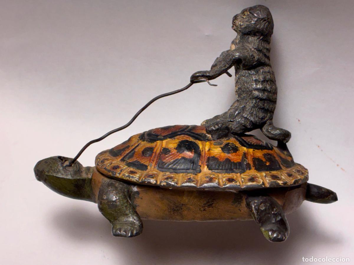 Antig&uuml;edades: Rara figura miniatural gato plomo esta&ntilde;o sobre una tortuga de metal puede ser Nuremberg mitad S XIX