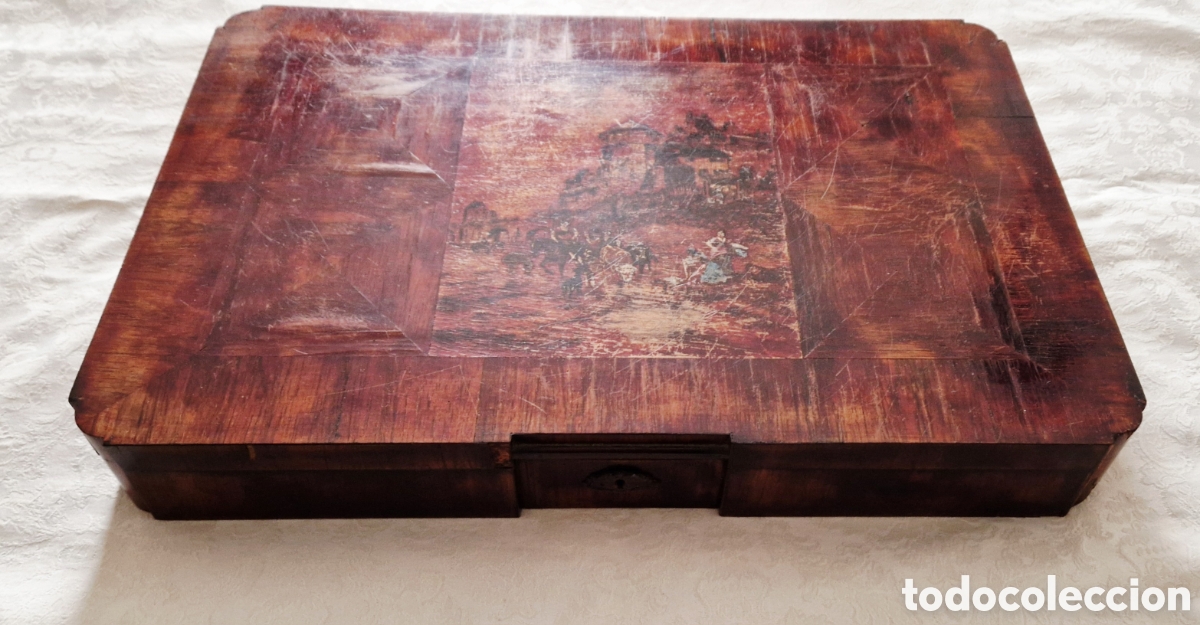Antig&uuml;edades: Caja o arqueta de madera a&ntilde;os 50 escena costumbrista firmada. 50x33