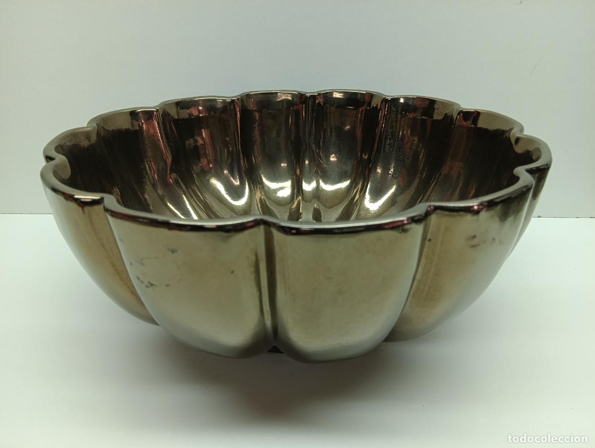 Antig&uuml;edades: Antiguo centro de mesa / frutero de cer&aacute;mica esmaltada - Reflejo met&aacute;lico - 29 cm - Made in Spain