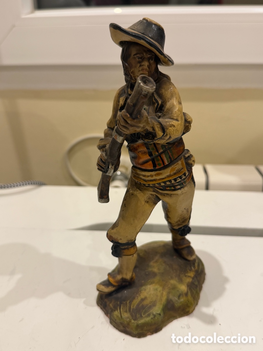Antig&uuml;edades: Figura bandolero escopeta terracota policromada