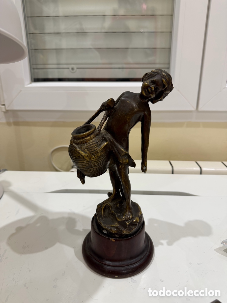Antig&uuml;edades: Escultura de bronce ni&ntilde;o con c&aacute;ntaro, 30 cm