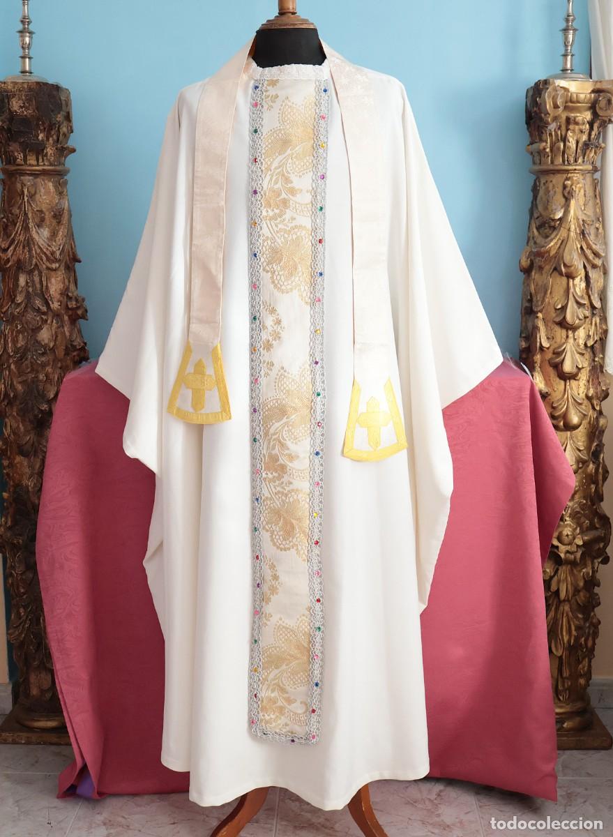 Antig&uuml;edades: Gran casulla de corte moderno confeccionada en algod&oacute;n y brocados dorados. Siglo XX.