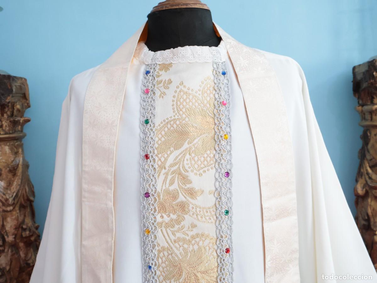 Antiques: Gran casulla de corte moderno confeccionada en algod&oacute;n y brocados dorados. Siglo XX.