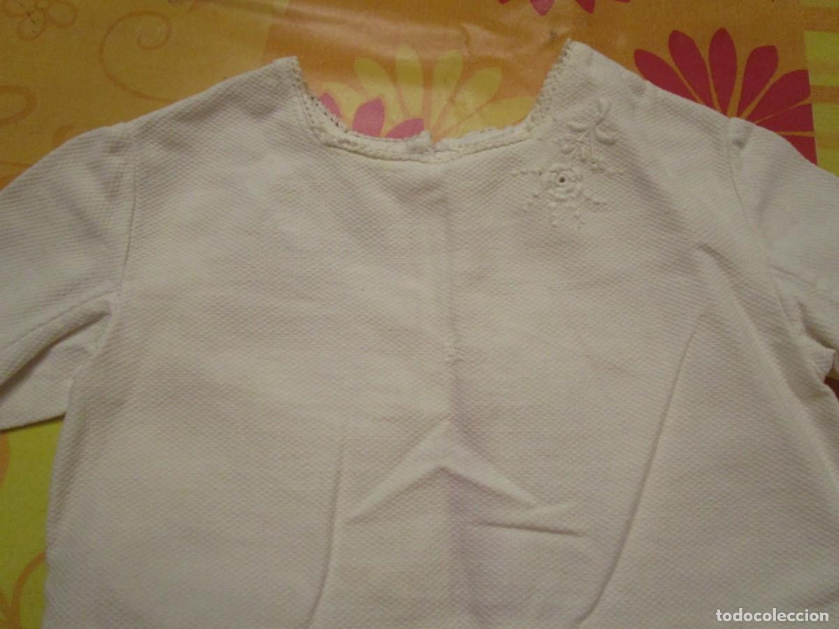Antig&uuml;edades: ANTIGUA CAMISETA CHAMBRITA DE BEBE, CON BORDADOS