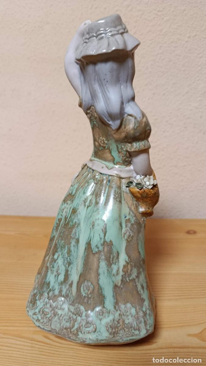 Antig&uuml;edades: Figura cer&aacute;mica ni&ntilde;a con cesta de flores vidriado verde 30 cm