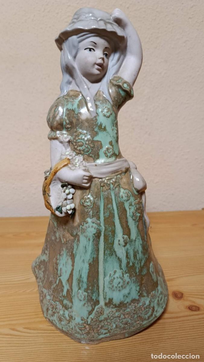 Antig&uuml;edades: Figura cer&aacute;mica ni&ntilde;a con cesta de flores vidriado verde 30 cm
