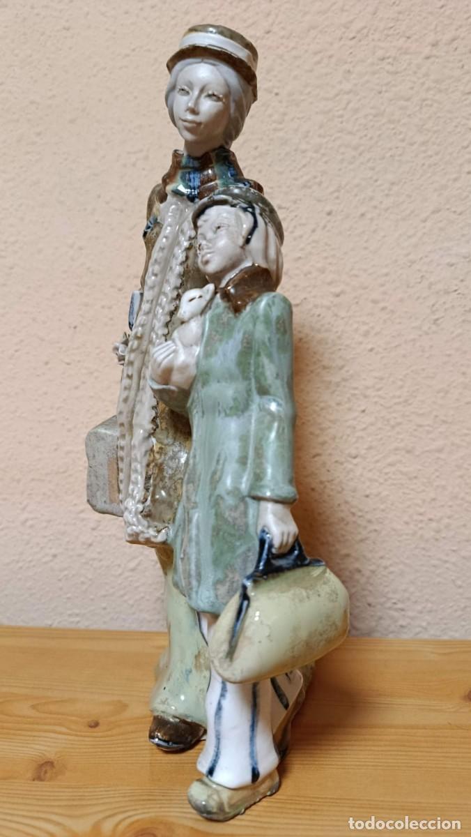 Antig&uuml;edades: Figura cer&aacute;mica Ingl&eacute;s Valencia madre y ni&ntilde;a de viaje 28 cm