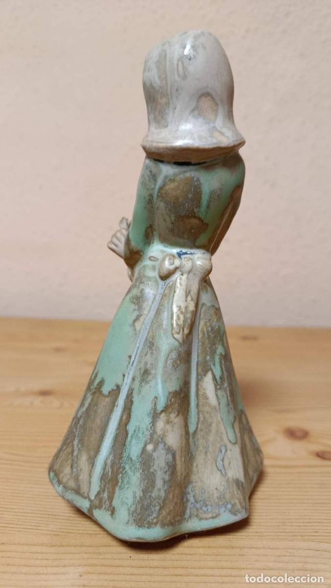 Antig&uuml;edades: Figura cer&aacute;mica Ingl&eacute;s Valencia ni&ntilde;a con cesta de flores 18 cm