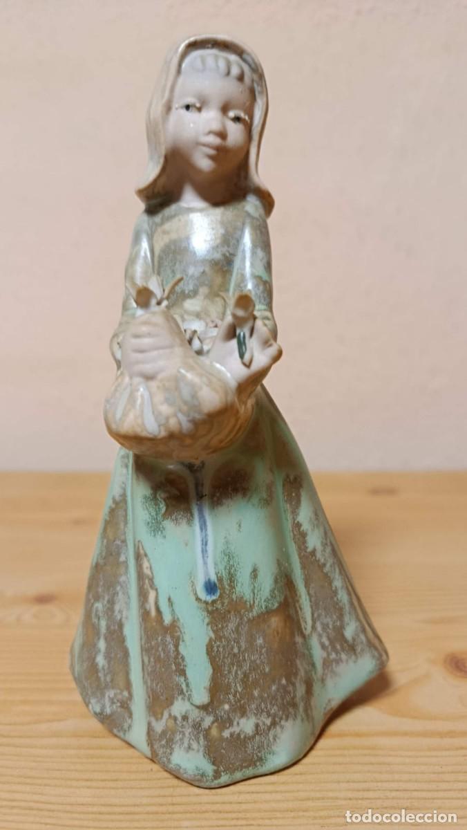 Antig&uuml;edades: Figura cer&aacute;mica Ingl&eacute;s Valencia ni&ntilde;a con cesta de flores 18 cm
