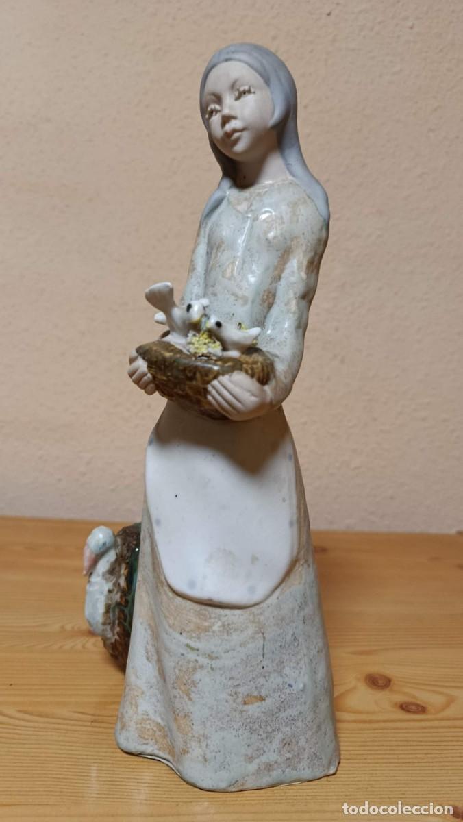 Antig&uuml;edades: Figura cer&aacute;mica Ingl&eacute;s Valencia ni&ntilde;a con pavo y palomas 28 cm