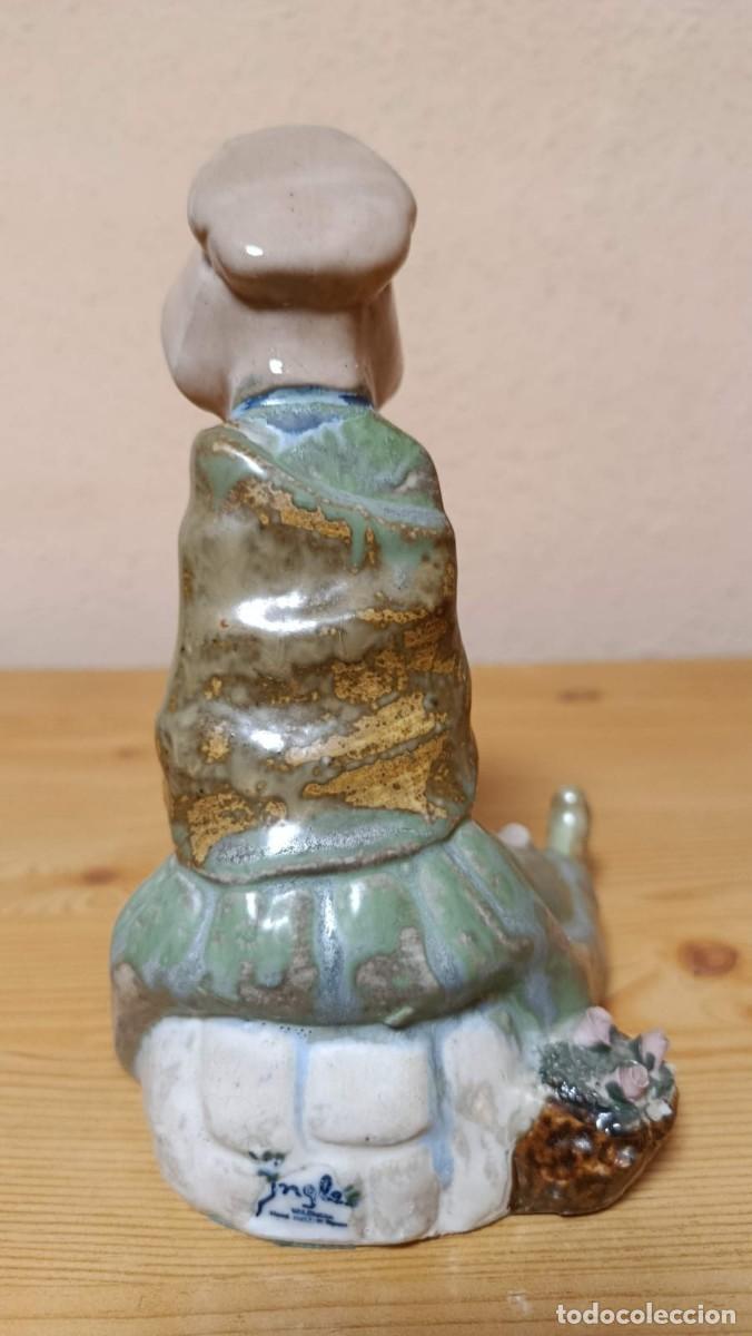 Antig&uuml;edades: Figura cer&aacute;mica Ingl&eacute;s Valencia ni&ntilde;a sentada con toca 18 cm