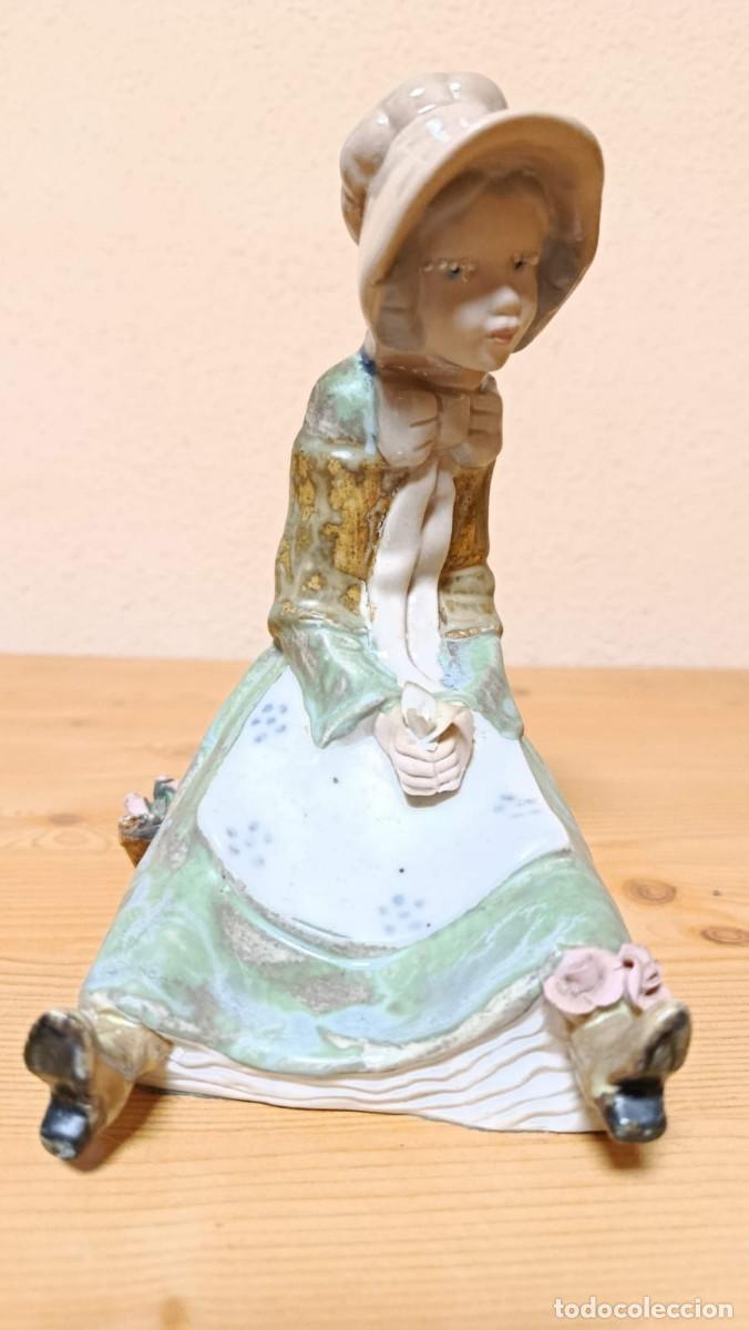 Antig&uuml;edades: Figura cer&aacute;mica Ingl&eacute;s Valencia ni&ntilde;a sentada con toca 18 cm