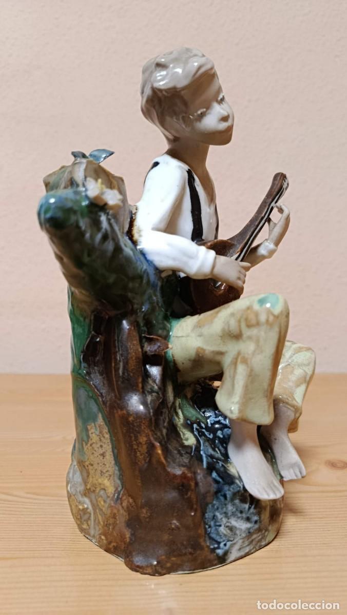 Antig&uuml;edades: Figura cer&aacute;mica Ingl&eacute;s Valencia ni&ntilde;o con mandolina 22 cm