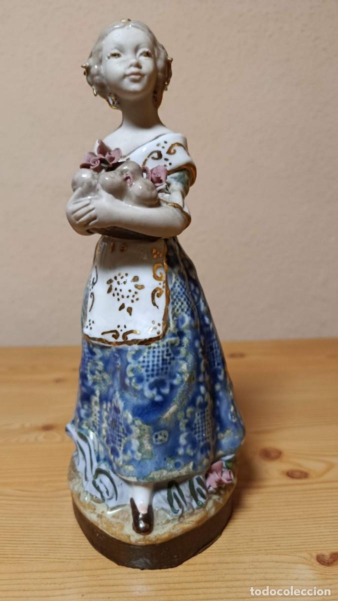 Antig&uuml;edades: Figura cer&aacute;mica Ingl&eacute;s Valencia valenciana con frutas y rosas 24 cm