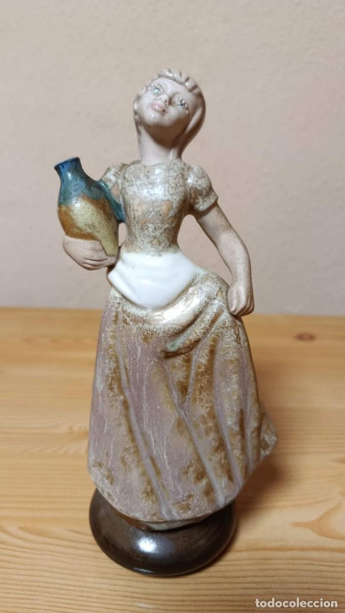 Antig&uuml;edades: Figura cer&aacute;mica Ingl&eacute;s Valencia ni&ntilde;a con c&aacute;ntaro 18 cm