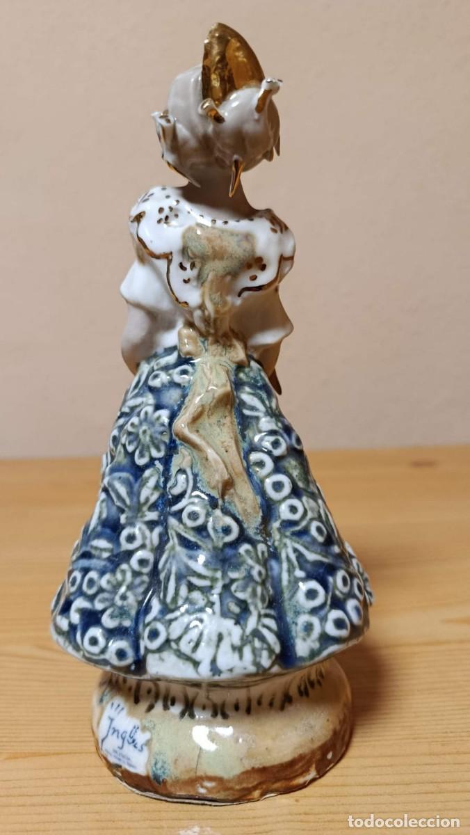 Antig&uuml;edades: Figura cer&aacute;mica Ingl&eacute;s Valencia valenciana con cesta de rosas 18 cm