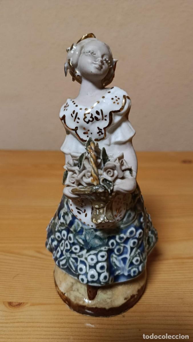 Antig&uuml;edades: Figura cer&aacute;mica Ingl&eacute;s Valencia valenciana con cesta de rosas 18 cm