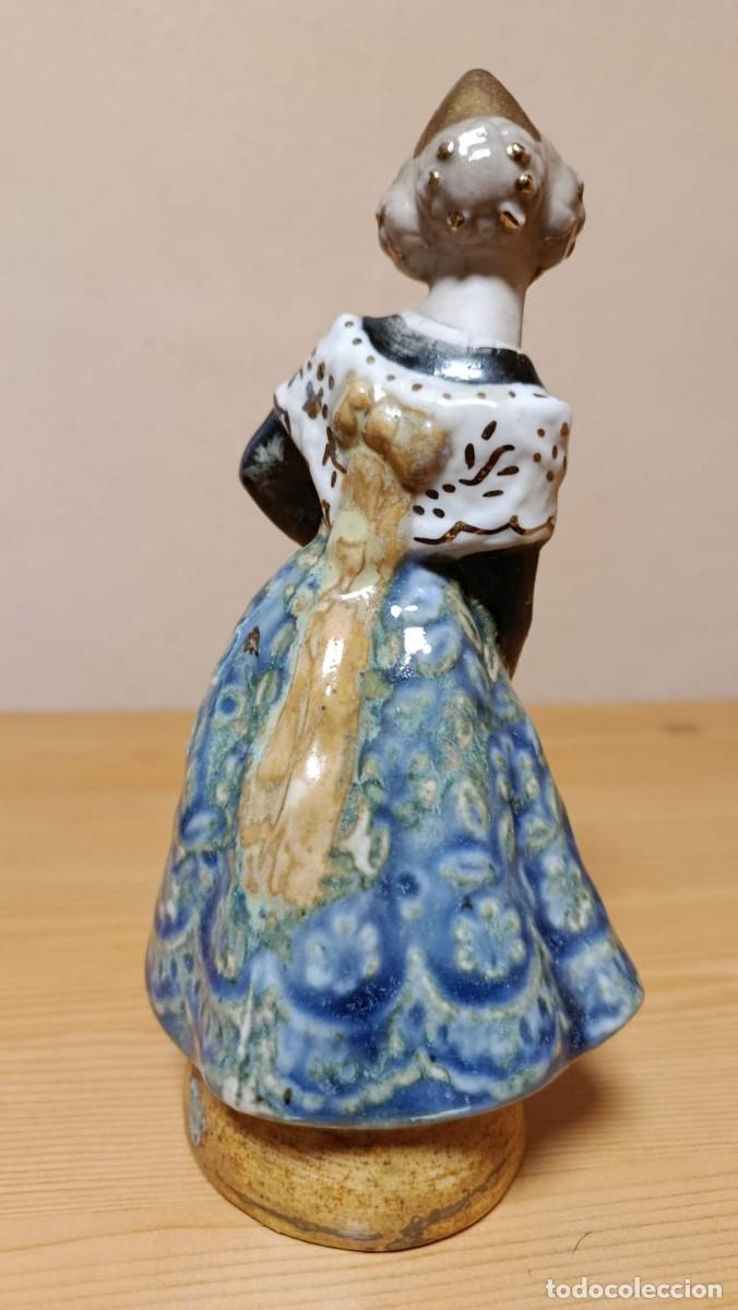 Antig&uuml;edades: Figura cer&aacute;mica valenciana con rosas 19 cm